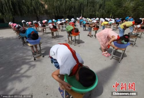 Cách dạy con tập bơi khi bố mẹ không biết bơi - Hình 4 Cách dạy con tap boi khi bó mẹ khong bíet boi-Hinh-4