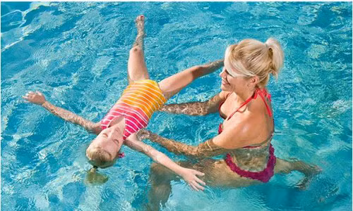 Cách dạy con tập bơi khi bố mẹ không biết bơi - Hình 11 Cách dạy con tap boi khi bó mẹ khong bíet boi-Hinh-11