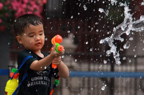 Cách dạy con tập bơi khi bố mẹ không biết bơi - Hình 5 Cách dạy con tap boi khi bó mẹ khong bíet boi-Hinh-5