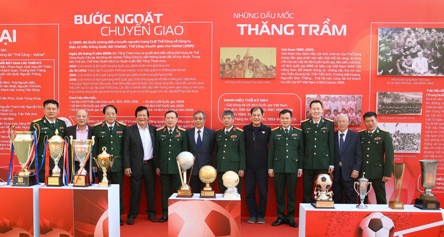 Cuộc gặp gỡ của nhiều thế hệ cầu thủ trong buổi lễ công bố quyết định đổi tên Câu lạc bộ bóng đá Thể Công - Viettel. Ảnh: INT.