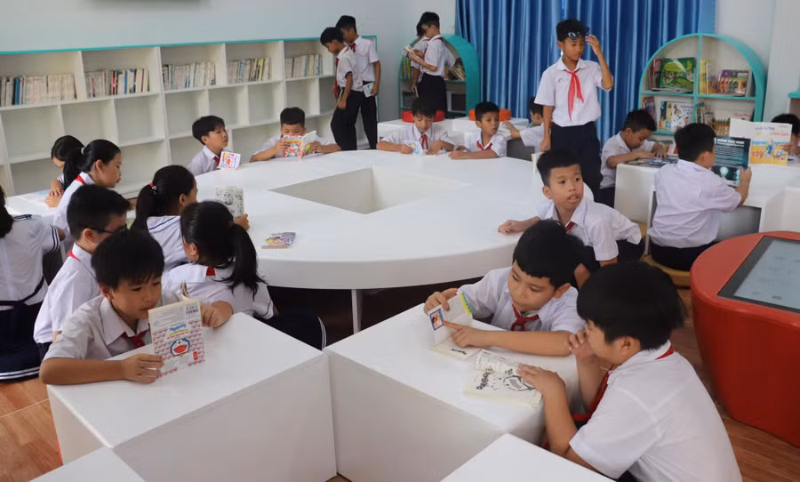 Một góc thư viện Trường Tiểu học Hòa Bắc xây dựng mới tại thôn Phò Nam được đầu tư hiện đại, đáp ứng yêu cầu của Chương trình GDPT 2018. Ảnh: PV