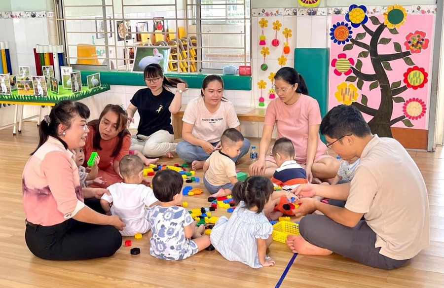 Phụ huynh Trường Mầm non Anh Đào tham gia trải nghiệm tại trường học của con. Ảnh: NTCC Phụ huynh Trường Mầm non Anh Đào tham gia trải nghiệm tại trường học của con. Ảnh: NTCC