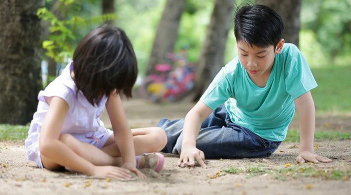 Qua những bước nhấn mạnh và thấu hiểu, cha mẹ có thể hướng dẫn con vượt qua cảm xúc đố kỵ một cách nhẹ nhàng. Ảnh minh họa: ITN. Qua những bước nhấn mạnh và thấu hiểu, cha mẹ có thể hướng dẫn con vượt qua cảm xúc đố kỵ một cách nhẹ nhàng. Ảnh minh họa: ITN.