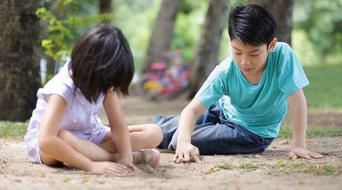 Qua những bước nhấn mạnh và thấu hiểu, cha mẹ có thể hướng dẫn con vượt qua cảm xúc đố kỵ một cách nhẹ nhàng. Ảnh minh họa: ITN.