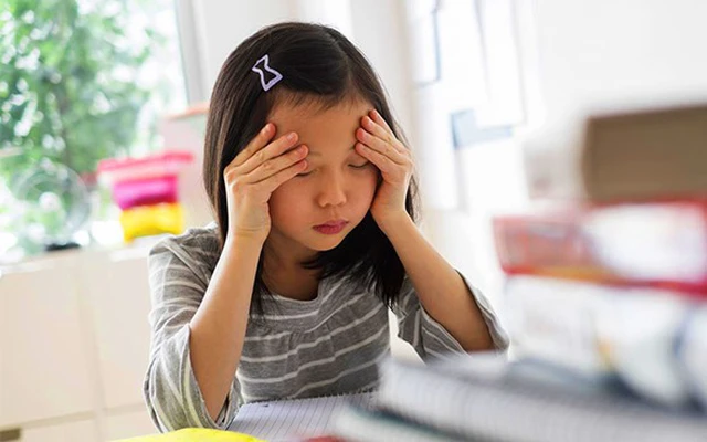 Cha mẹ không nên nổi nóng, la mắng khi trẻ nói hay đặt những câu hỏi có tính ghen tỵ. Ảnh minh họa: ITN. Cha mẹ không nên nổi nóng, la mắng khi trẻ nói hay đặt những câu hỏi có tính ghen tỵ. Ảnh minh họa: ITN.