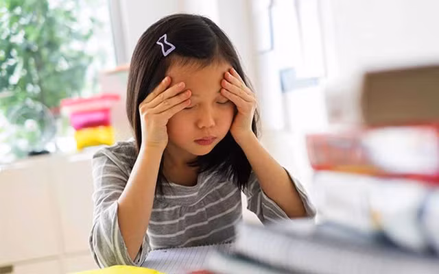 Cha mẹ không nên nổi nóng, la mắng khi trẻ nói hay đặt những câu hỏi có tính ghen tỵ. Ảnh minh họa: ITN.