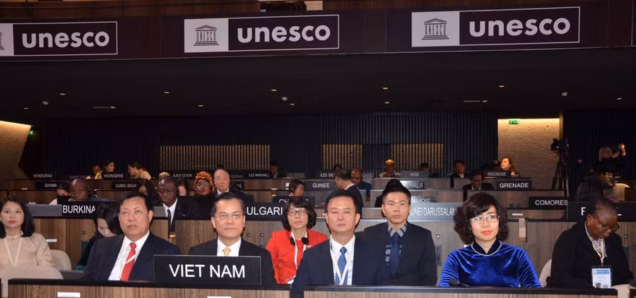 Ngày 21/11/2023 tại kỳ họp đại hội đồng các quốc gia thành viên UNESCO lần thứ 42 đã thông qua nghị quyết vinh danh kỷ niệm các danh nhân và sự kiện văn hóa trong đó có đại danh y, nhà văn hóa xuất sắc của Việt Nam thời trung đại: Hải Thượng Lãn Ông Lê Hữu Trác (1724 - 1791). Việc ghi nhận và vinh danh này có ý nghĩa rất quan trọng nhằm khẳng định vị thế con người Việt Nam có đóng góp trên nhiều lĩnh vực đối với nhân loại. Trong ảnh là đoàn đại biểu Việt Nam tham dự kỳ họp.