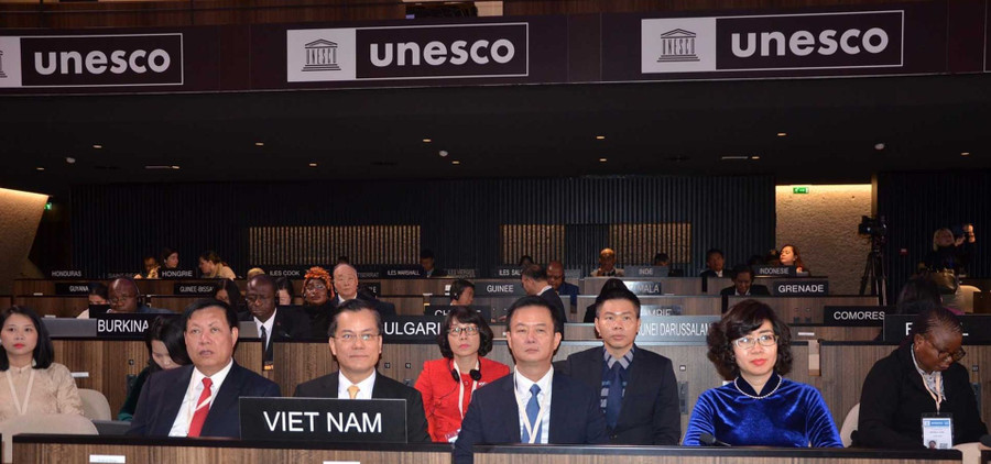 Ngày 21/11/2023 tại kỳ họp đại hội đồng các quốc gia thành viên UNESCO lần thứ 42 đã thông qua nghị quyết vinh danh kỷ niệm các danh nhân và sự kiện văn hóa trong đó có đại danh y, nhà văn hóa xuất sắc của Việt Nam thời trung đại: Hải Thượng Lãn Ông Lê Hữu Trác (1724 - 1791). Việc ghi nhận và vinh danh này có ý nghĩa rất quan trọng nhằm khẳng định vị thế con người Việt Nam có đóng góp trên nhiều lĩnh vực đối với nhân loại. Trong ảnh là đoàn đại biểu Việt Nam tham dự kỳ họp.