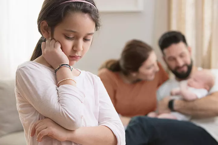 Trẻ có xu hướng ghen tỵ với em bé mới chào đời. Trẻ có xu hướng ghen tỵ với em bé mới chào đời.