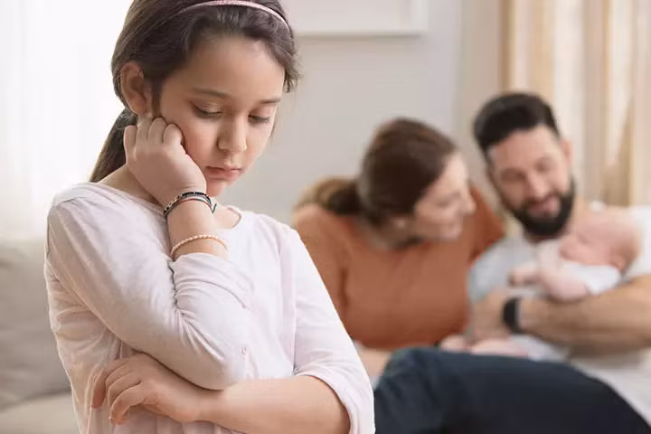 Trẻ có xu hướng ghen tỵ với em bé mới chào đời.