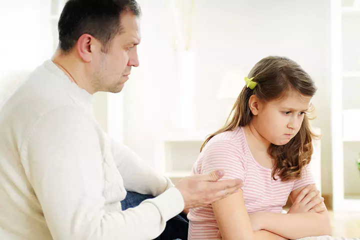 Kiểm soát quá mức cũng là một sai lầm của cha mẹ khiến trẻ có xu hướng ghen tỵ. Kiểm soát quá mức cũng là một sai lầm của cha mẹ khiến trẻ có xu hướng ghen tỵ.