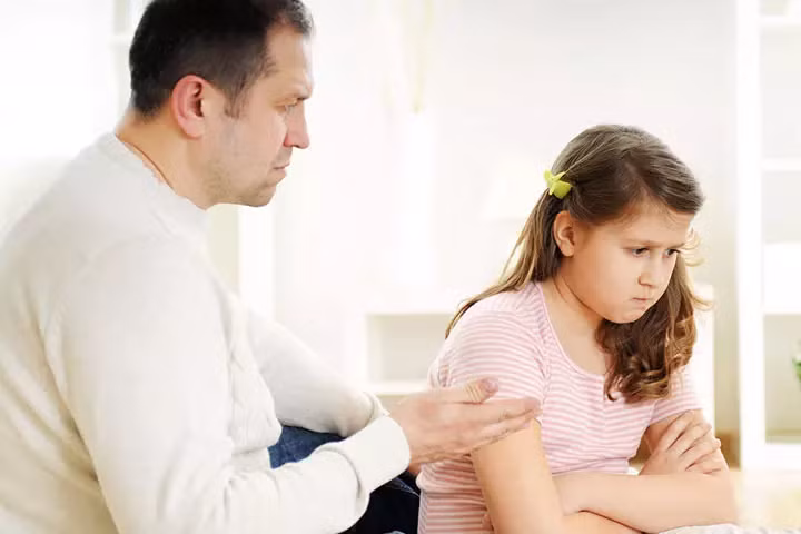 Kiểm soát quá mức cũng là một sai lầm của cha mẹ khiến trẻ có xu hướng ghen tỵ.