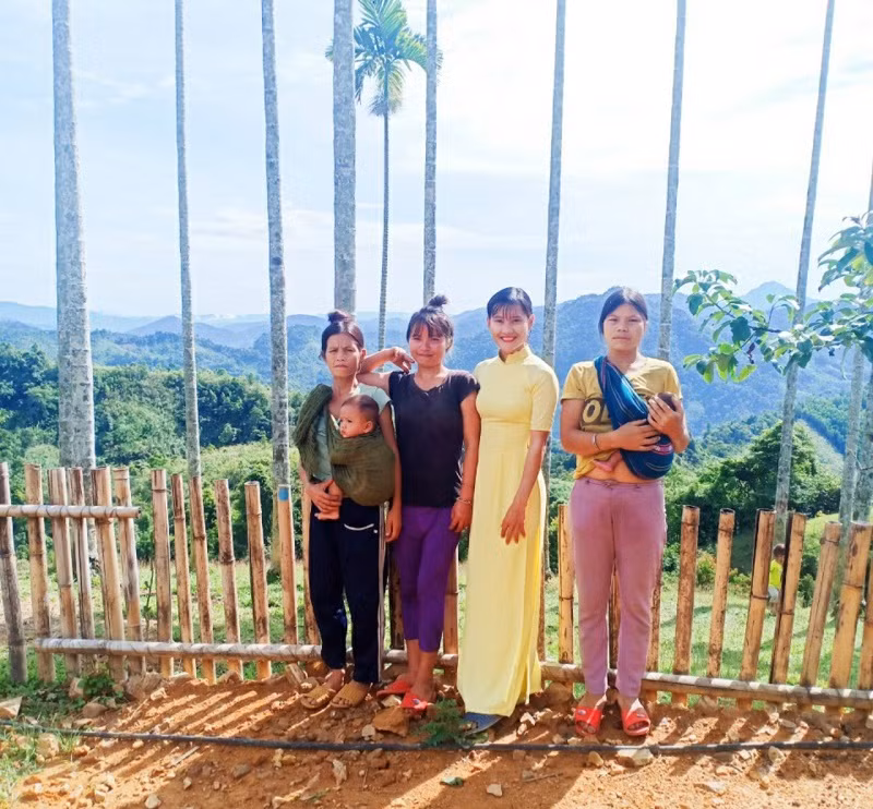 Phụ huynh cùng chụp hình lưu niệm với cô giáo Trà Thị Thu. Ảnh: NVCC 