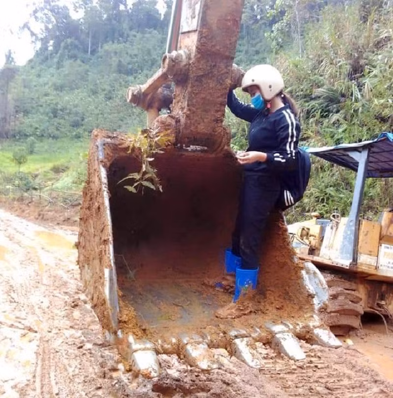 Nhiều đoạn đường đến trường, cô Võ Thị Hải Hiếu phải đi nhờ bằng máy xúc rất nguy hiểm. Ảnh: Đình Hiệp