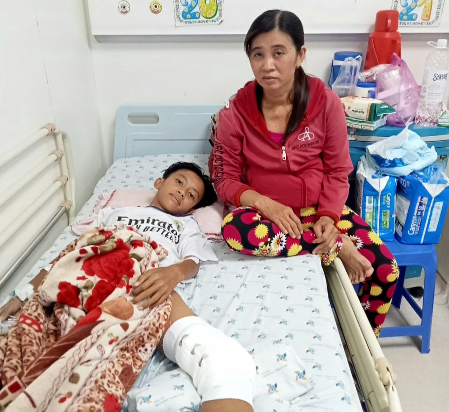 Chị Thủy phải nghỉ việc lo chăm sóc cho con trai. Chị Thủy phải nghỉ việc lo chăm sóc cho con trai.