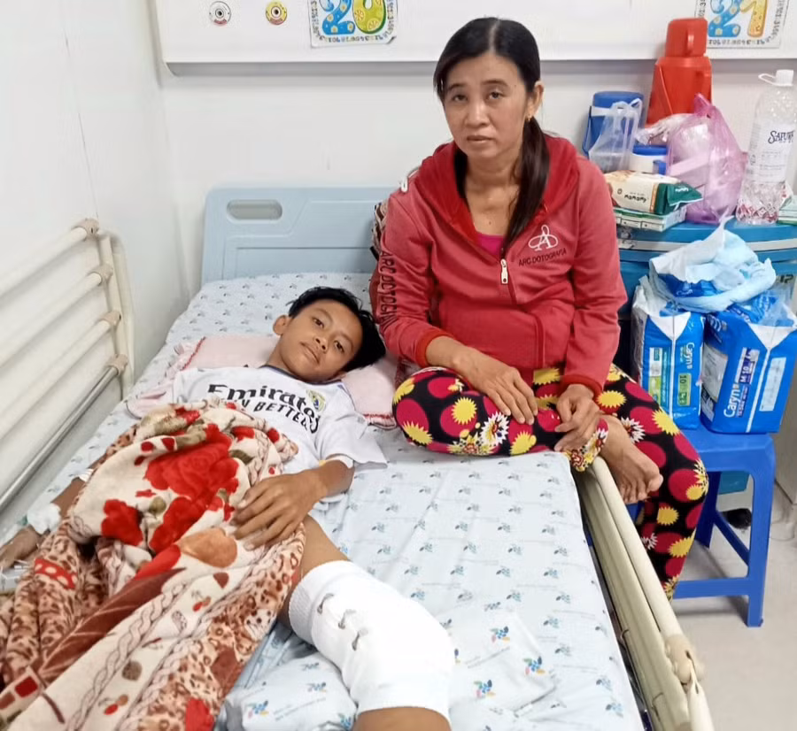 Chị Thủy phải nghỉ việc lo chăm sóc cho con trai.