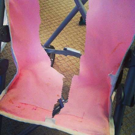 Lấy kéo cắt xe đẩy để ngồi cho rộng. 25-1497-1415480509.jpg