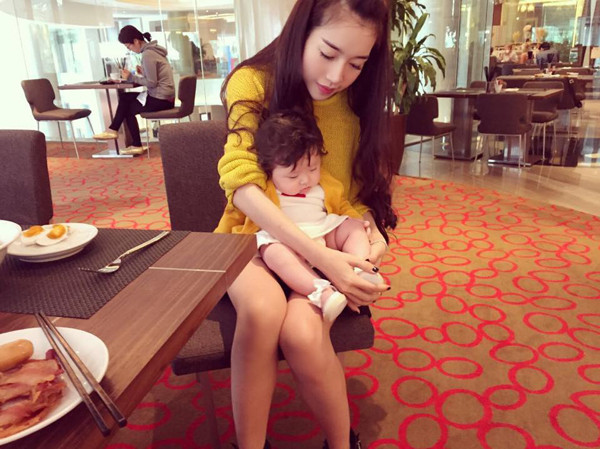 Elly Trần đi công tác vẫn mang con theo để chăm sóc ảnh 4 Elly Trần đi công tác vẫn mang con theo để chăm sóc