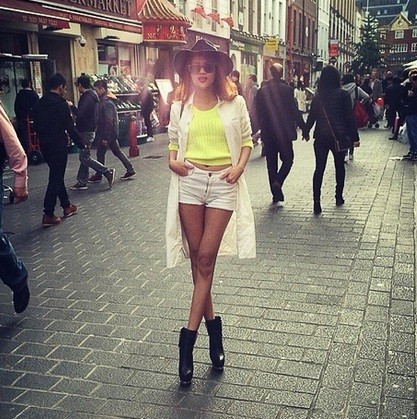 Ngọc Anh sành điệu trong chuyến lưu diễn kết hợp du lịch tại Anh quốc hồi tháng 10. DJ 9X tiết lộ thâm cung bí sử nghề hái ra tiền tỷ