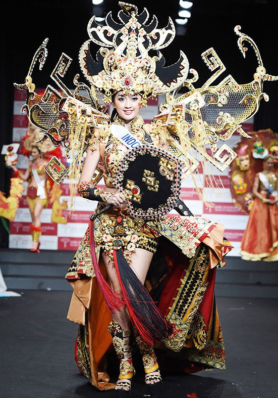 Áo dài 5 tỷ của Thu Thảo lọt top trang phục dân tộc đẹp nhất