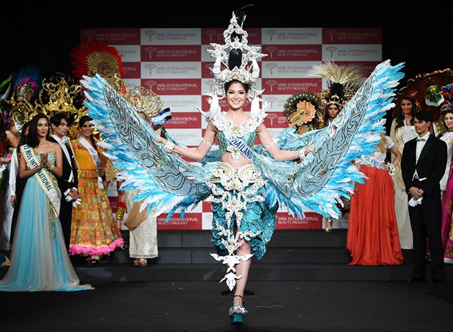 Áo dài 5 tỷ của Thu Thảo lọt top trang phục dân tộc đẹp nhất