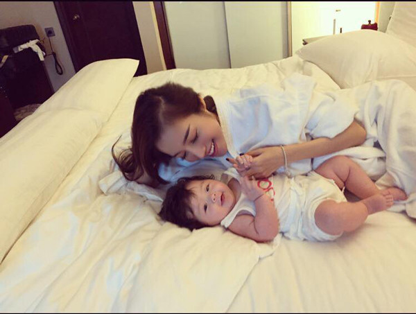 Elly Trần đi công tác vẫn mang con theo để chăm sóc ảnh 10 Elly Trần đi công tác vẫn mang con theo để chăm sóc