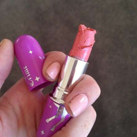 Nếm thử cây son mới mua của mẹ. 14-5749-1415480508.jpg