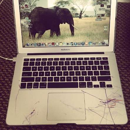 Vẽ nguệch ngoạc lên bàn phím MacBook Air. 2-5289-1415480507.jpg