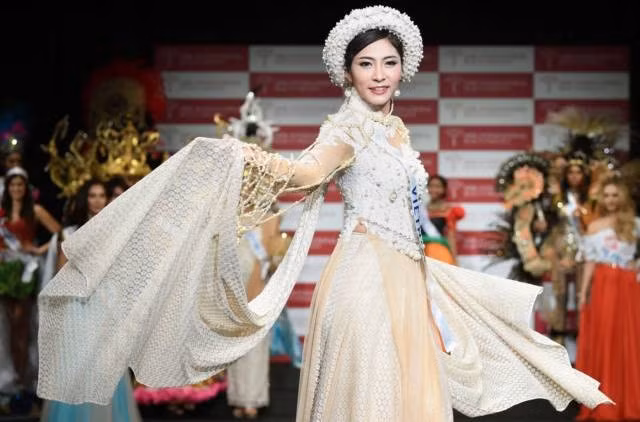 Áo dài 5 tỷ của Thu Thảo lọt top trang phục dân tộc đẹp nhất