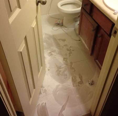 Kiếm cớ đi vệ sinh để nghịch đủ trò trong toilet. 9-8538-1415480508.jpg