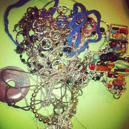 Giúp mẹ "sắp xếp" đồ nữ trang. 17-9661-1415480508.jpg