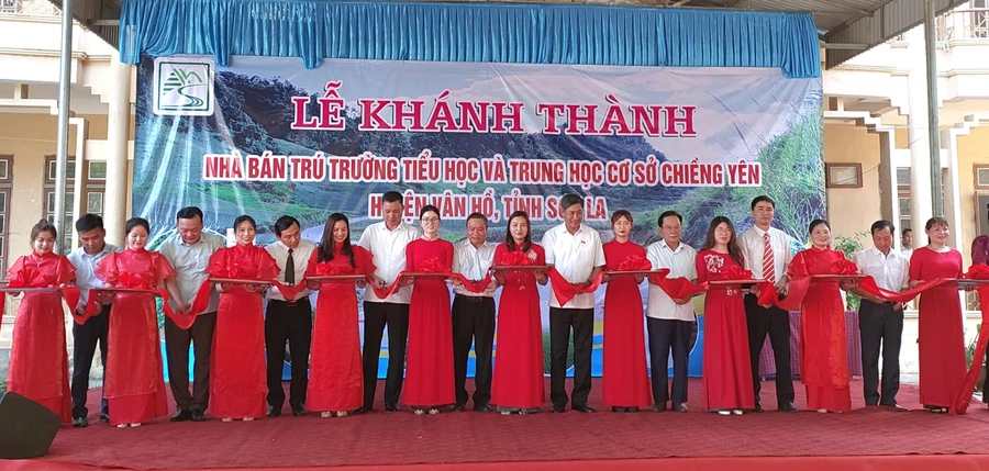 Lễ cắt băng khánh thành Trường Tiểu học - THCS Chiềng Yên (Vân Hồ, Sơn La). Ảnh: Sở GD&ĐT Đà Nẵng. 