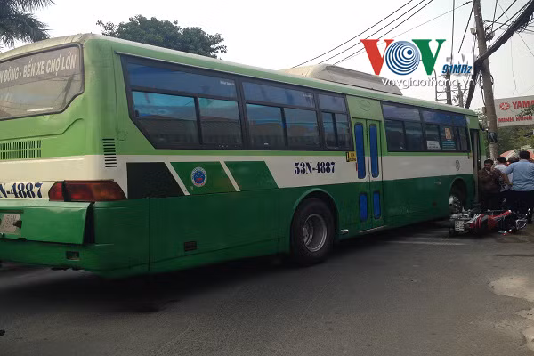 Tài xế và phụ xe buýt hành hung người đi đường giữa Sài Gòn