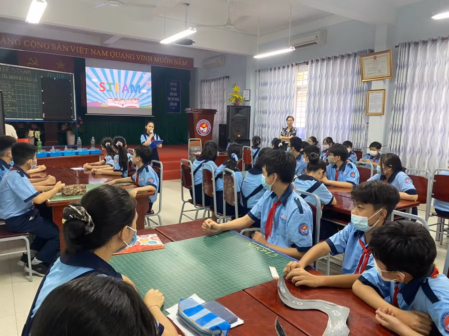 Học sinh tham gia chuyên đề STEM