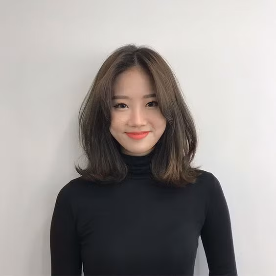 Lob uốn vểnh đuôi cùng màu nâu rêu nhìn vừa cổ điển lại vẫn hợp thời