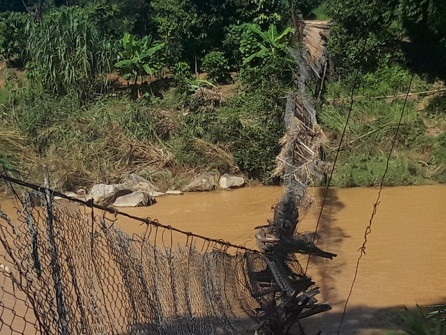 Cây cầu treo Đăk Kơ Đương bị bão đánh sập, hư hỏng hoàn toàn.