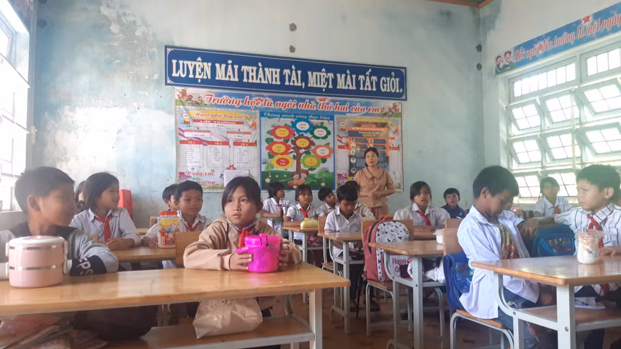 Học sinh Trường Tiểu học Tô Vĩnh Diện mang theo cơm đến trường.