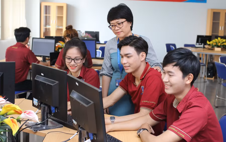 Sinh viên Trường ĐH Nguyễn Tất Thành. Ảnh: INT