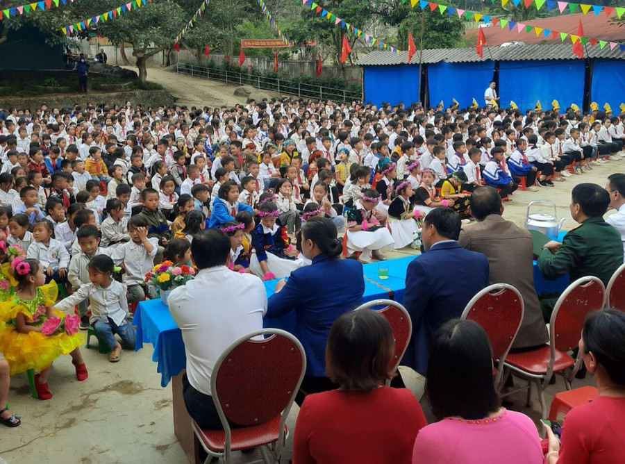 Buổi sinh hoạt ngoại khóa tuyên truyền, giáo dục pháp luật tại Trường Phổ thông DTBT THCS Na Ngoi, huyện Kỳ Sơn. Ảnh: NTCC