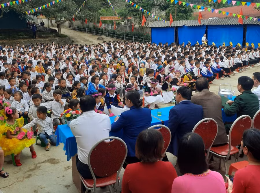 Buổi sinh hoạt ngoại khóa tuyên truyền, giáo dục pháp luật tại Trường Phổ thông DTBT THCS Na Ngoi, huyện Kỳ Sơn. Ảnh: NTCC