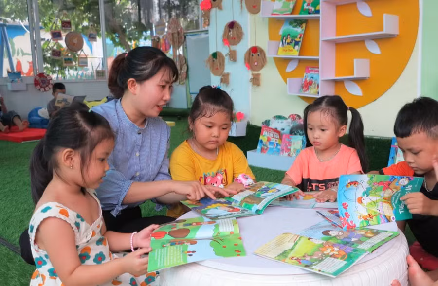 Cô và trò Trường Mầm non thị trấn Diên Khánh, huyện Diên Khánh (Khánh Hòa). Ảnh: ITN