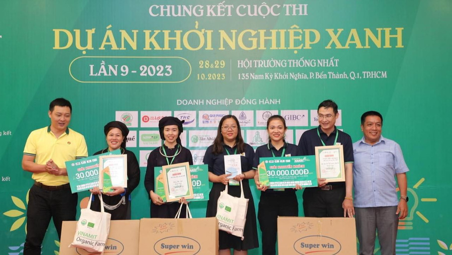 Chị Lăng Thị Thơ (thứ ba trái sang) và chị Cà Thị Bày (thứ 2 từ trái sang) nhận giải tại Cuộc thi Dự án khởi nghiệp xanh lần thứ 9 năm 2023. Ảnh NVCC.