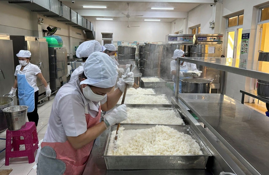 Bếp ăn của Trường Tiểu học Nguyễn Bỉnh Khiêm (Quận 1, TPHCM). Bếp ăn của Trường Tiểu học Nguyễn Bỉnh Khiêm (Quận 1, TPHCM).