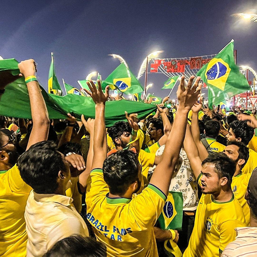 Nhóm cổ động viên đội tuyển Brazil bị nghi được thuê để tạo ra không khí cổ động cuồng nhiệt. Nhóm cổ động viên đội tuyển Brazil bị nghi được thuê để tạo ra không khí cổ động cuồng nhiệt.