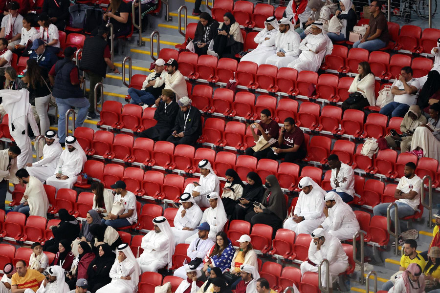Nhiều khán giả Qatar bỏ về sớm khi chứng kiến đội nhà thua 2 bàn ngay trong hiệp 1. Nhiều khán giả Qatar bỏ về sớm khi chứng kiến đội nhà thua 2 bàn ngay trong hiệp 1.