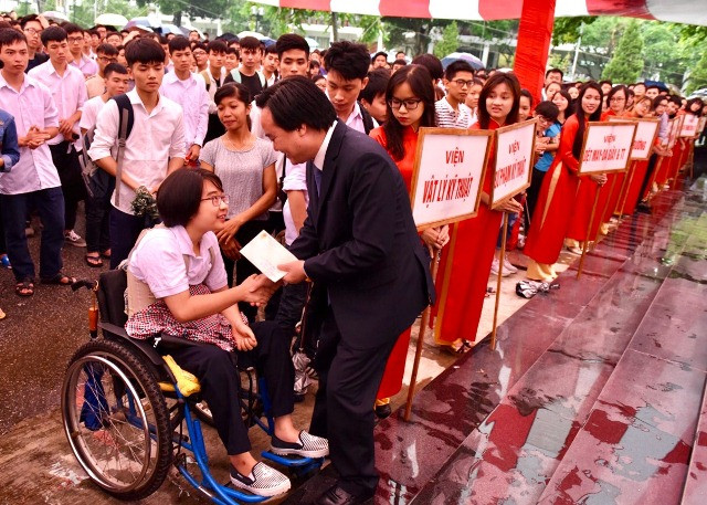Bộ trưởng Bộ GD&ĐT Phùng Xuân Nhạ tặng quà cho tân sinh viên Đinh Phương Nam trong lễ khai giảng Bộ trưởng Bộ GD&ĐT Phùng Xuân Nhạ tặng quà cho tân sinh viên Đinh Phương Nam trong lễ khai giảng