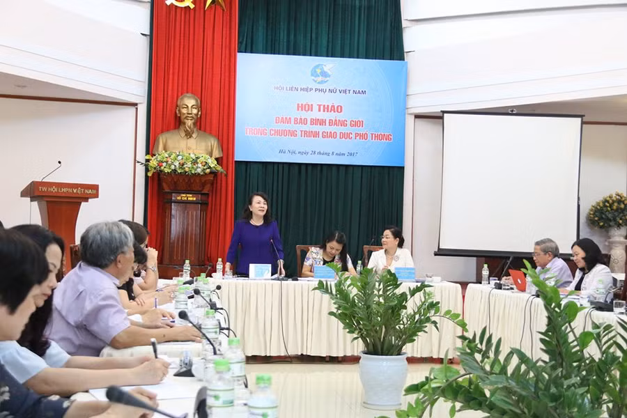 Thứ trưởng Bộ GD&ĐT Nguyễn Thị Nghĩa phát biểu tại hội thảo