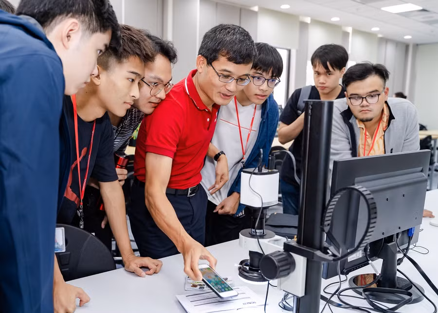 Đỗ Ngọc Minh cùng các sinh viên khóa đầu tiên của ĐH VinUni.