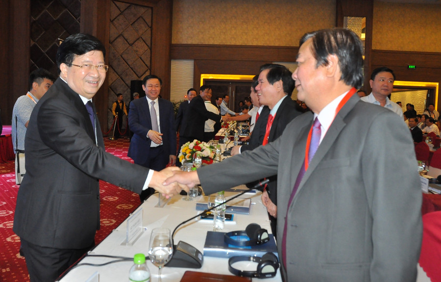 Phó Thủ tướng Trịnh Đình Dũng và Phó Thủ tướng Vương Đình Huệ gặp gỡ các đại biểu dự hội nghị