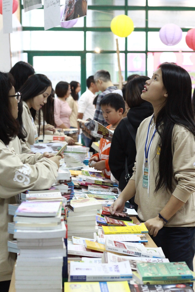 Đọc sách giúp con người mở mang tri thức và vốn sống tốt nhất. Đọc sách giúp con người mở mang tri thức và vốn sống tốt nhất.